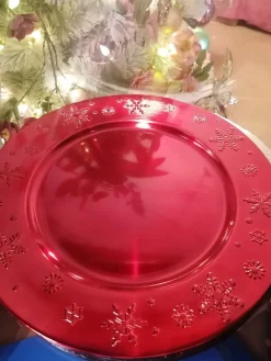 Assiette rouge de présentation