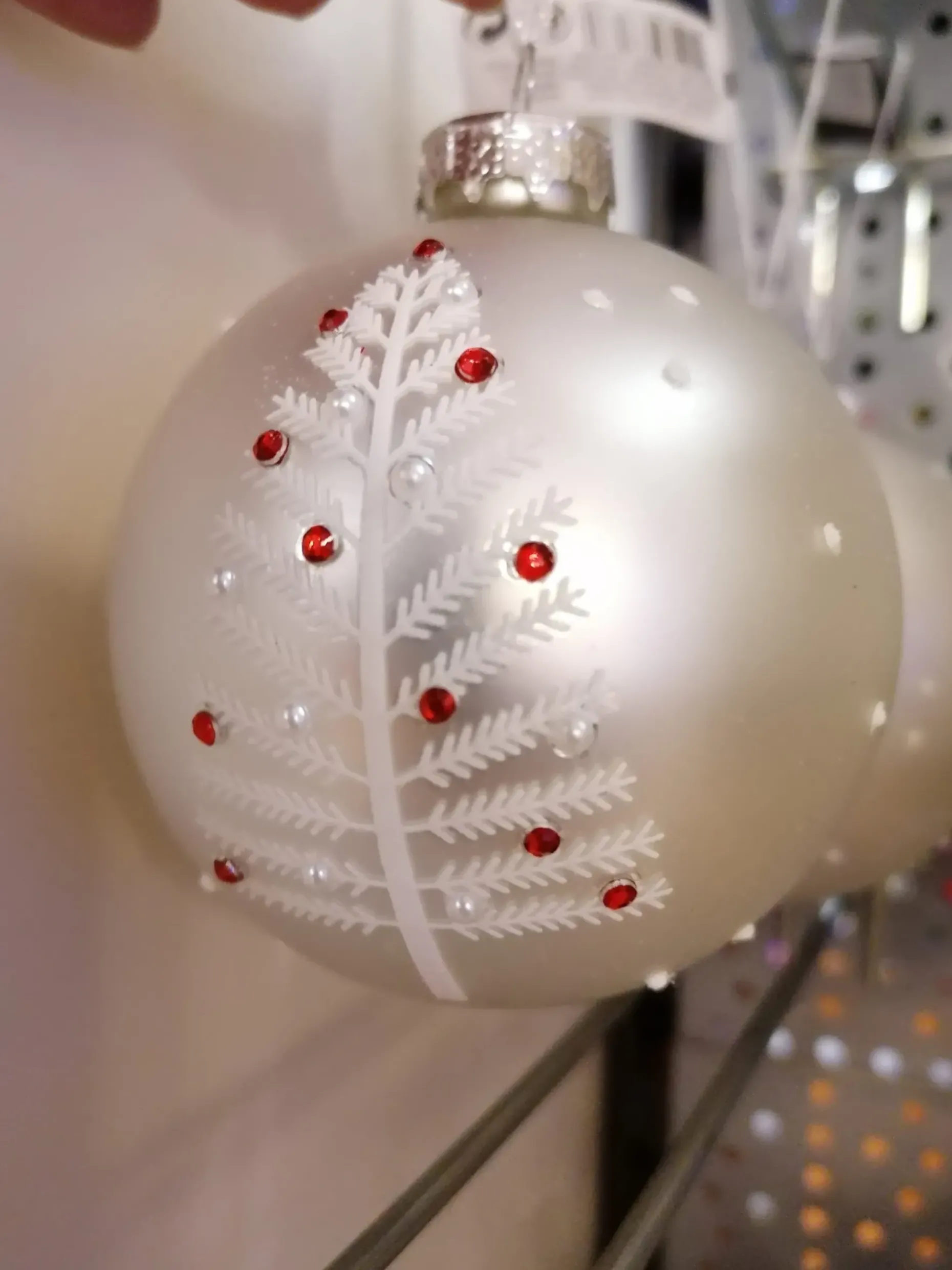 Boule argentée décor sapin