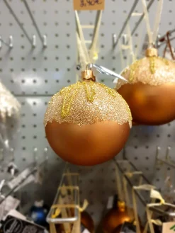 Boule de Noël dorée en verre