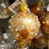 Boule de Noël dorée en verre à motifs
