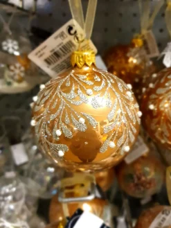 Boule de Noël dorée en verre à motifs