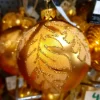 Boule de Noël en verre dorée – Feuilles pailletées