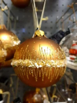 Boule dorée en verre avec fioritures