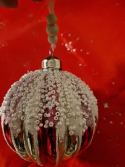 Boule rouge et argent