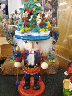 Casse-Noisette avec chapeau sapin et Mickey / Minnie