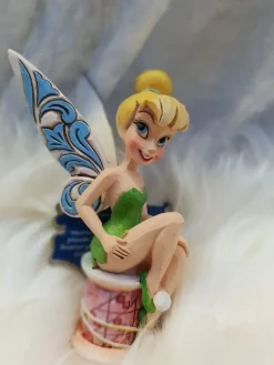 Fée clochette sur dé à coudre