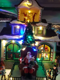 La maison et le Père Noël sur son trône – Musical