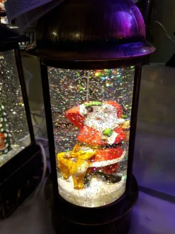 Lanterne – Le Père Noël et sa biche