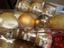 Lot de boules dorées