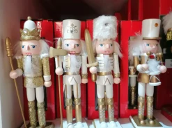 Petits casses noisettes blancs et or