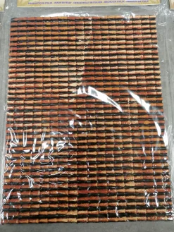 Plaque de tuiles brunes foncées