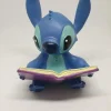 Stitch qui lit son livre