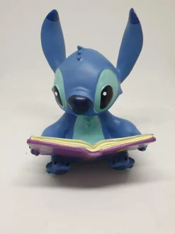 Stitch qui lit son livre