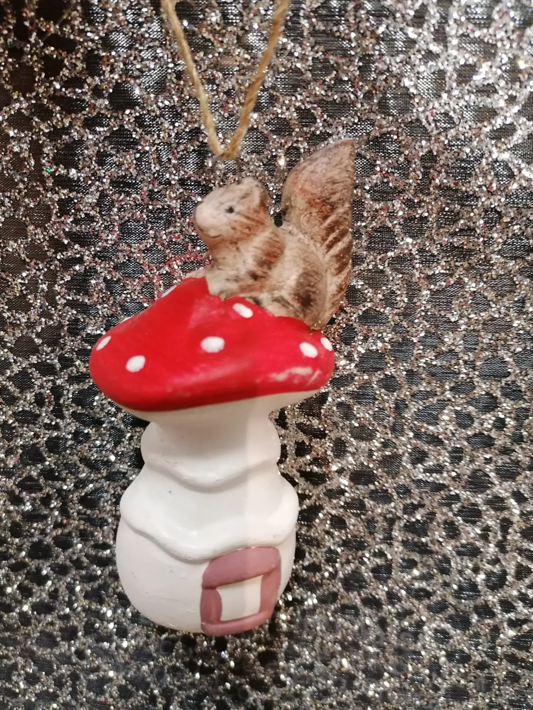 Suspension – Ecureuil sur son champignon